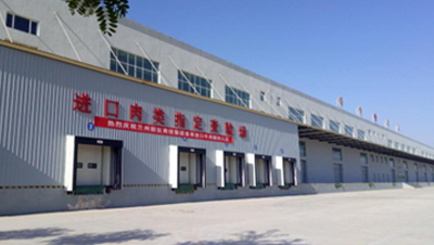 布局全省物流樞紐，充分利用已建成冷庫及冷鏈運輸設(shè)施設(shè)備，結(jié)合區(qū)域經(jīng)濟特色，配套建設(shè)冷鏈物流設(shè)施、建立全省冷鏈中心、區(qū)域庫、分撥點三級物流網(wǎng)絡(luò)，形成以冷鏈集貨、精深加工、產(chǎn)品包裝、銷售配送、防疫消殺等為一體的冷鏈產(chǎn)業(yè)體系；積極拓展貨源，引入進口肉類、冰鮮水果等，滿足城鄉(xiāng)消費升級和多元化需求；爭取納入國家級骨干冷鏈物流基地布局，促進我省“牛羊菜果薯藥”等特色農(nóng)產(chǎn)品“走出省門，走向世界”。